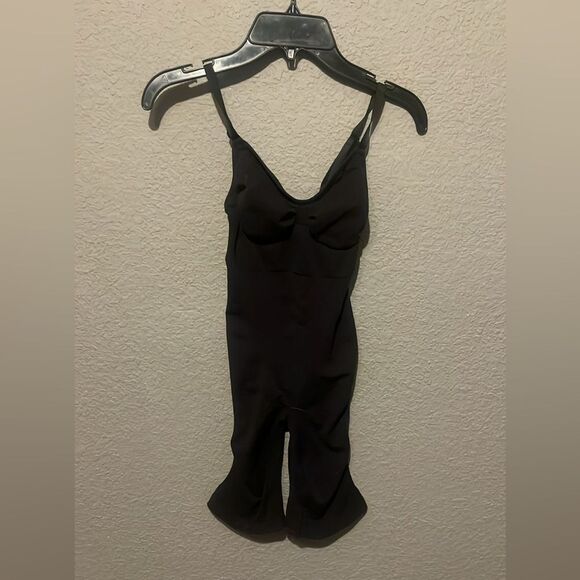 Skims Seamless Sculpt Mid-Thigh shorts Bodysuit Onyx Size XXS/XS and size SMALL - Picture 12 of 13